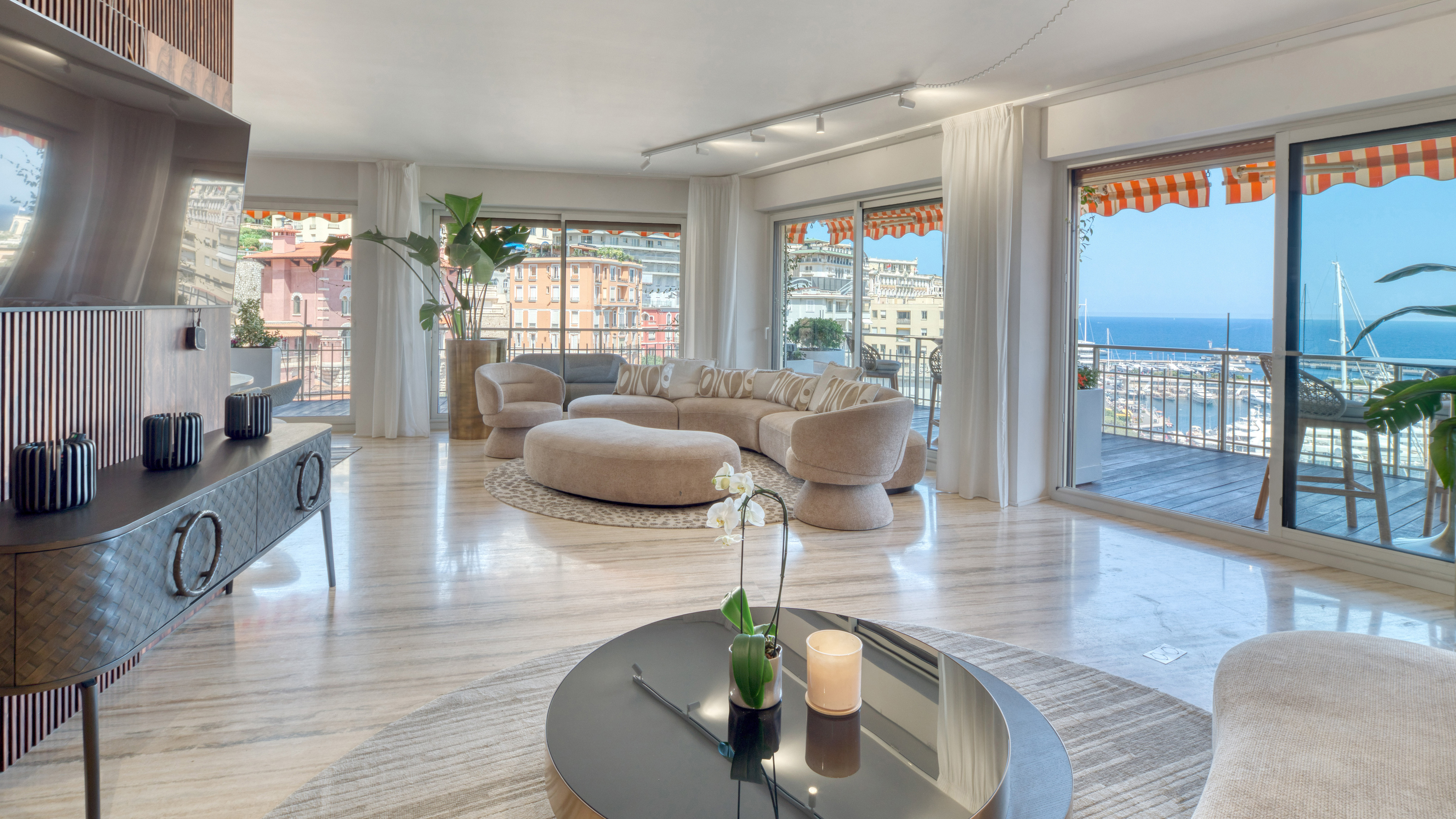 Un Panorama Mythique sur le Circuit de F1 et le Port