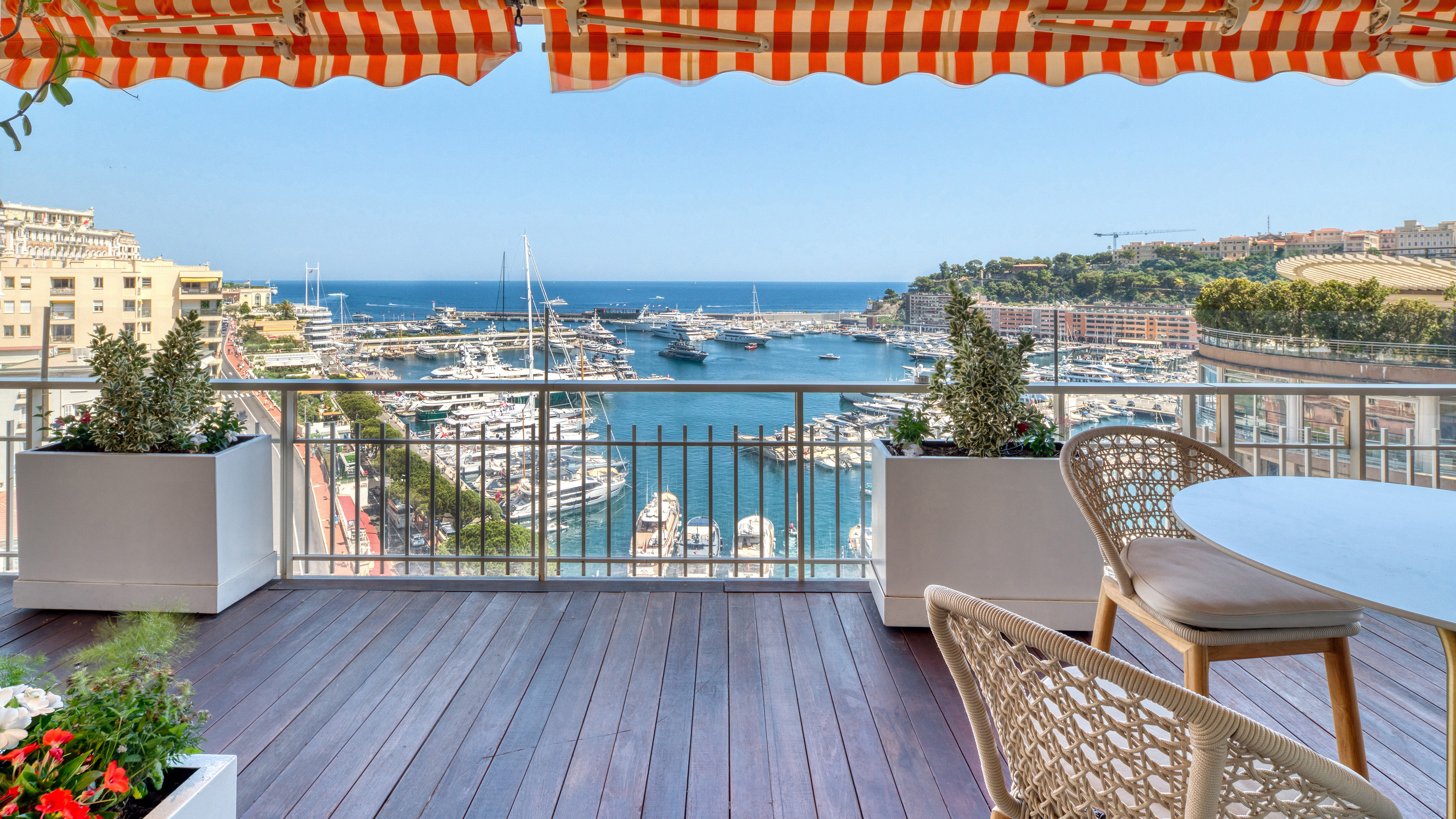 Un Panorama Mythique sur le Circuit de F1 et le Port