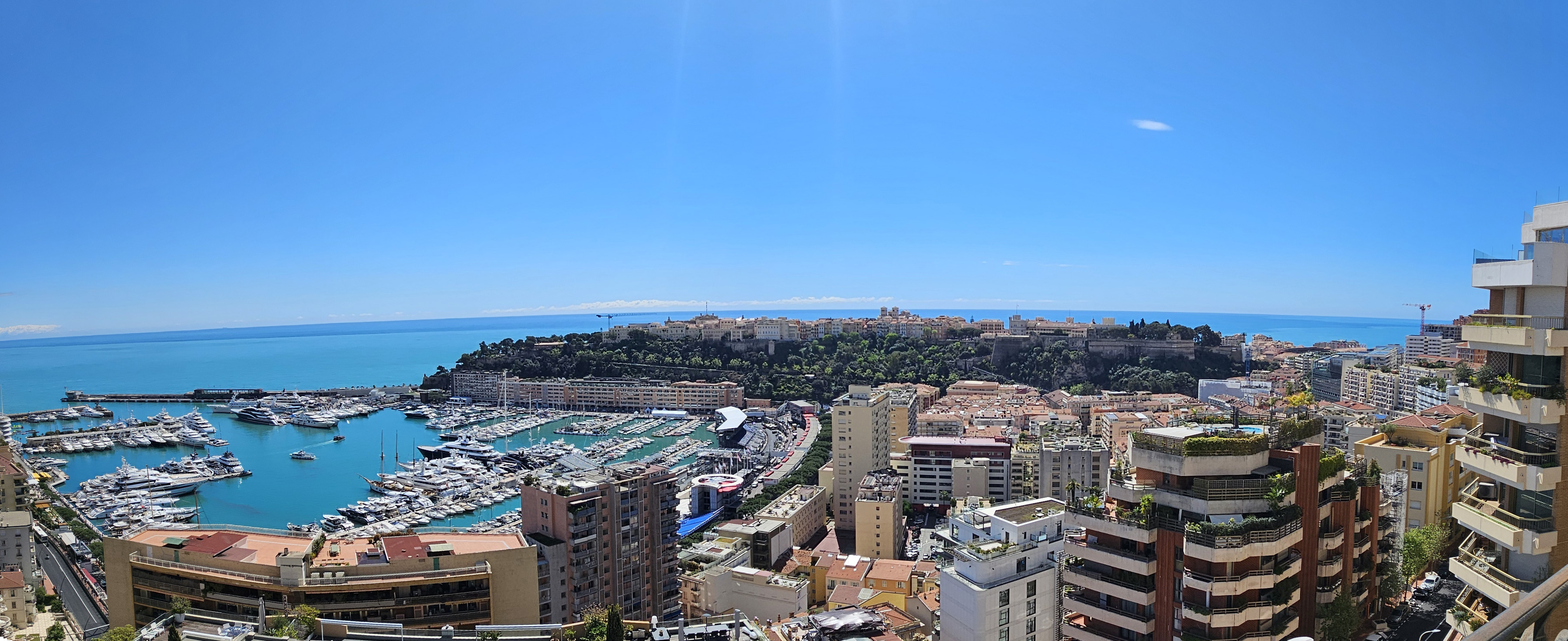 Un Panorama Mythique sur le Circuit de F1 et le Port