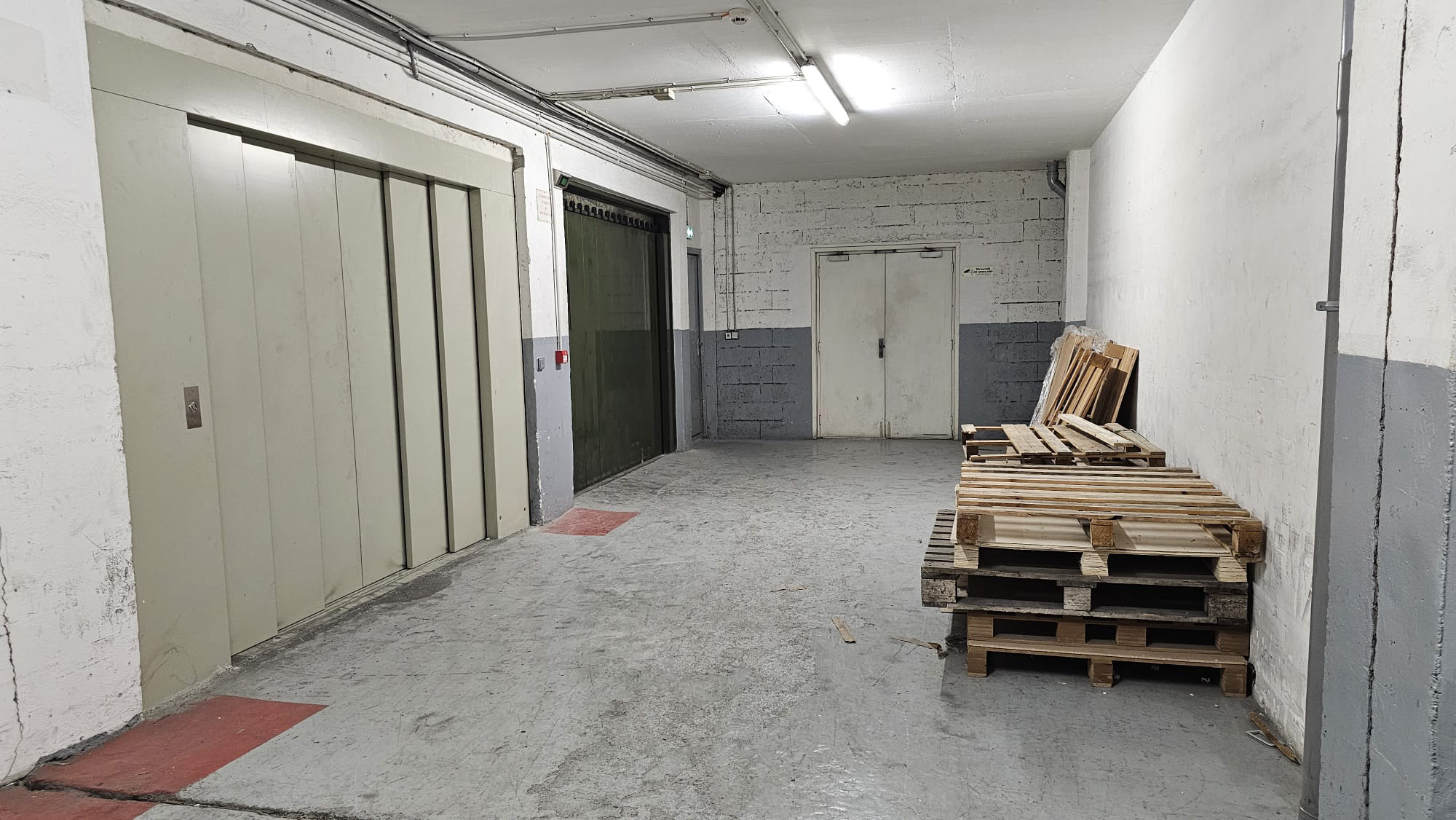 LOCAL INDUSTRIEL 700 M² (BAIL À CEDER)