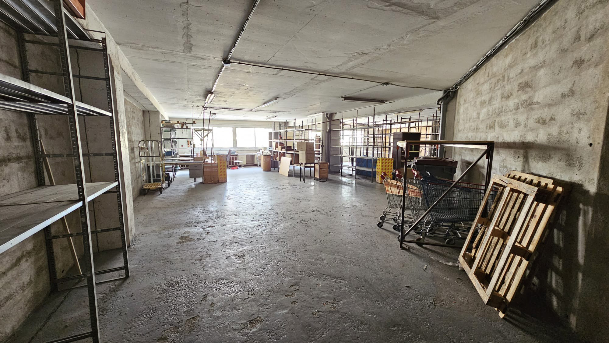 LOCAL INDUSTRIEL 700 M² (BAIL À CEDER)