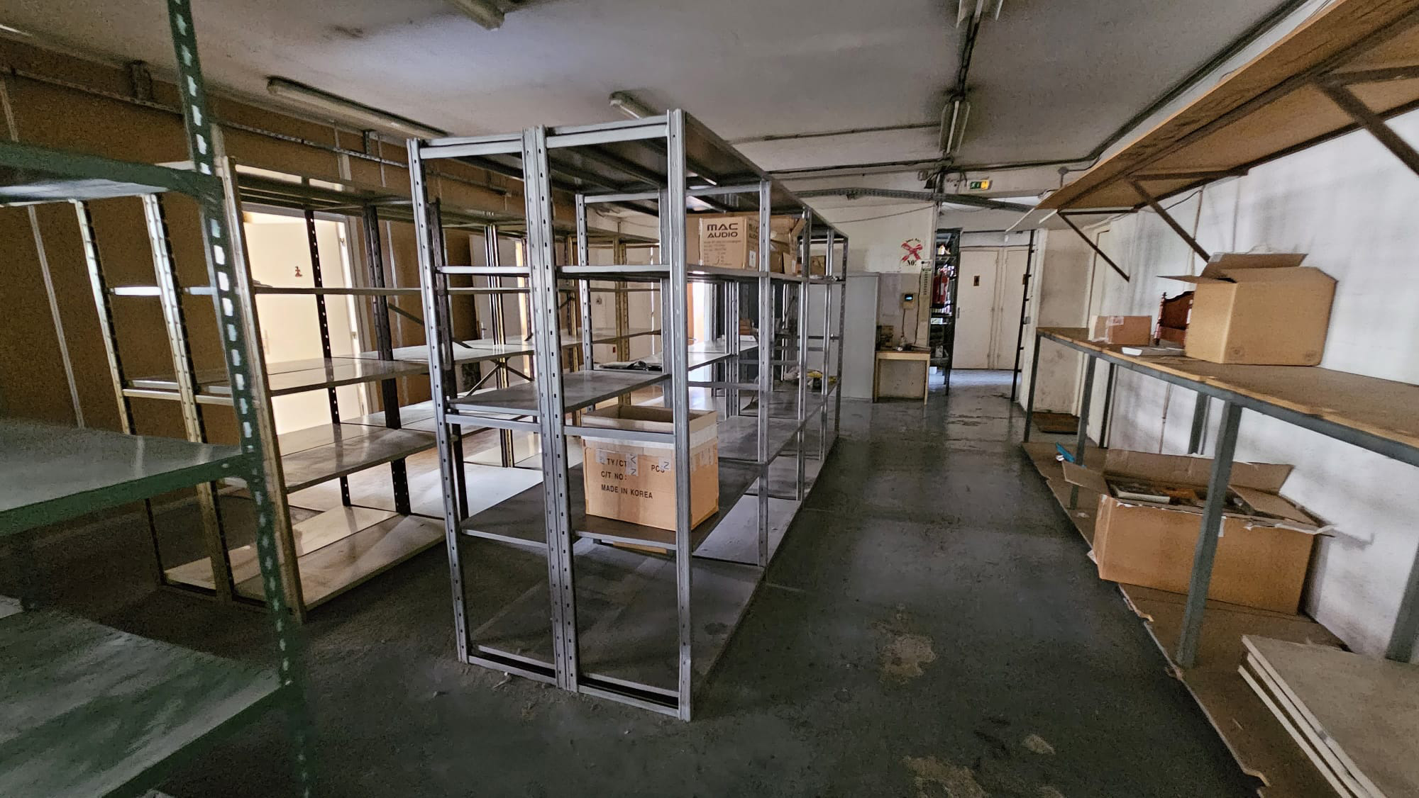 LOCAL INDUSTRIEL 700 M² (BAIL À CEDER)