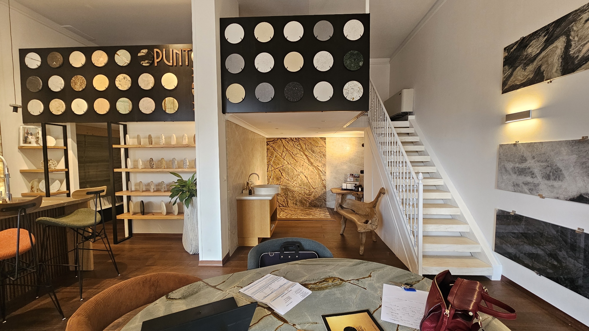 Local commercial avec grande vitrine