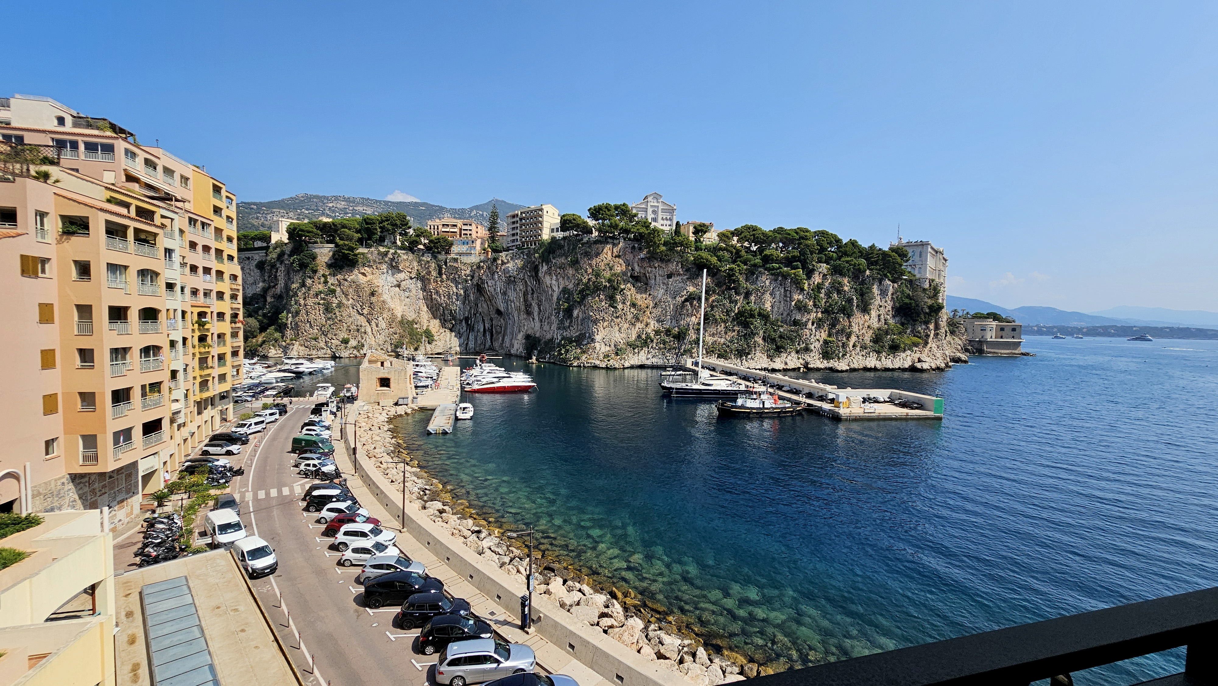 SomptueuxSplendeur et Horizon : Somptueux 293 m² Rénové Face au Rocher de Monaco