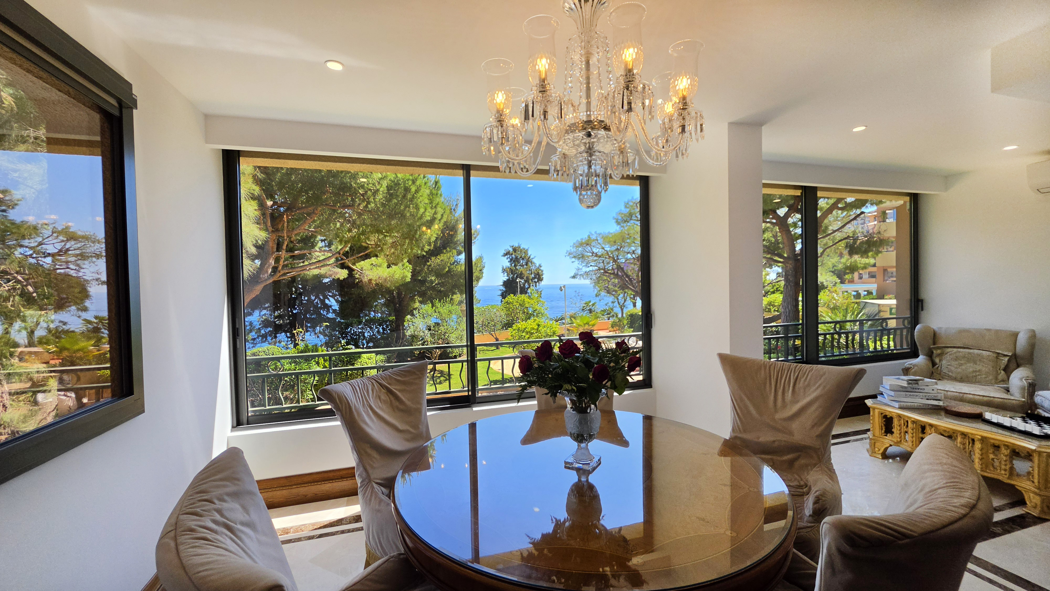 SomptueuxSplendeur et Horizon : Somptueux 293 m² Rénové Face au Rocher de Monaco